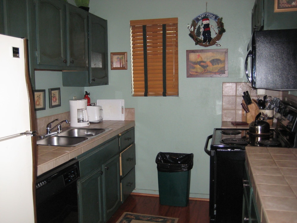Premier Condo, 2 Bedrooms, Mountain View photo 2