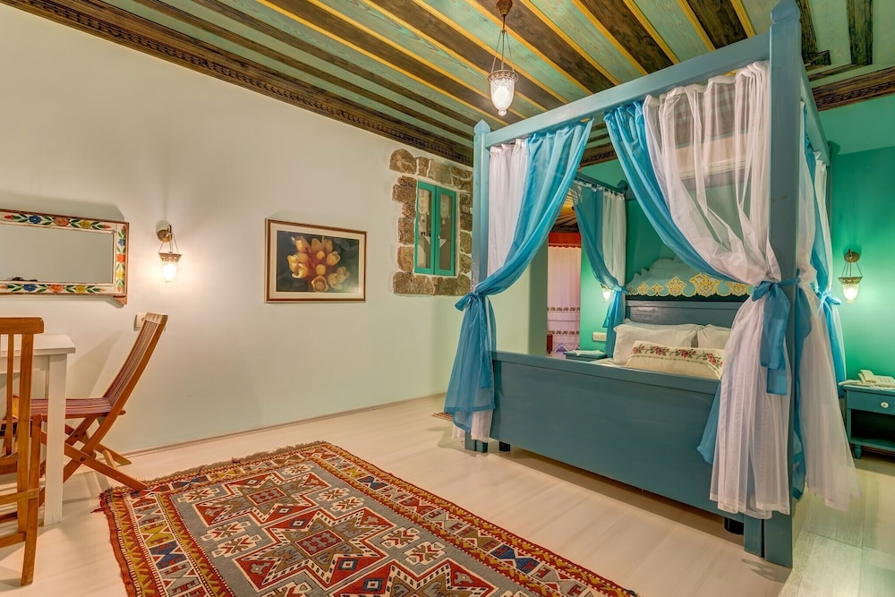 Corner Room With Balcony - Photo 1