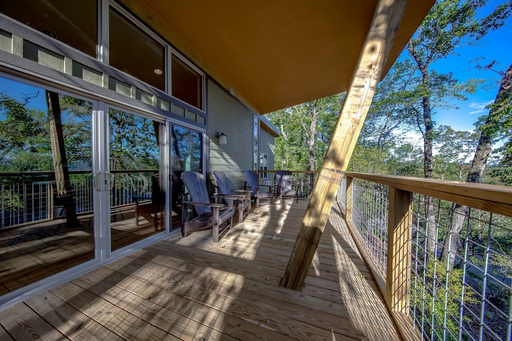 Luxury Cabin, 2 Bedrooms, Accessible, Balcony photo 2