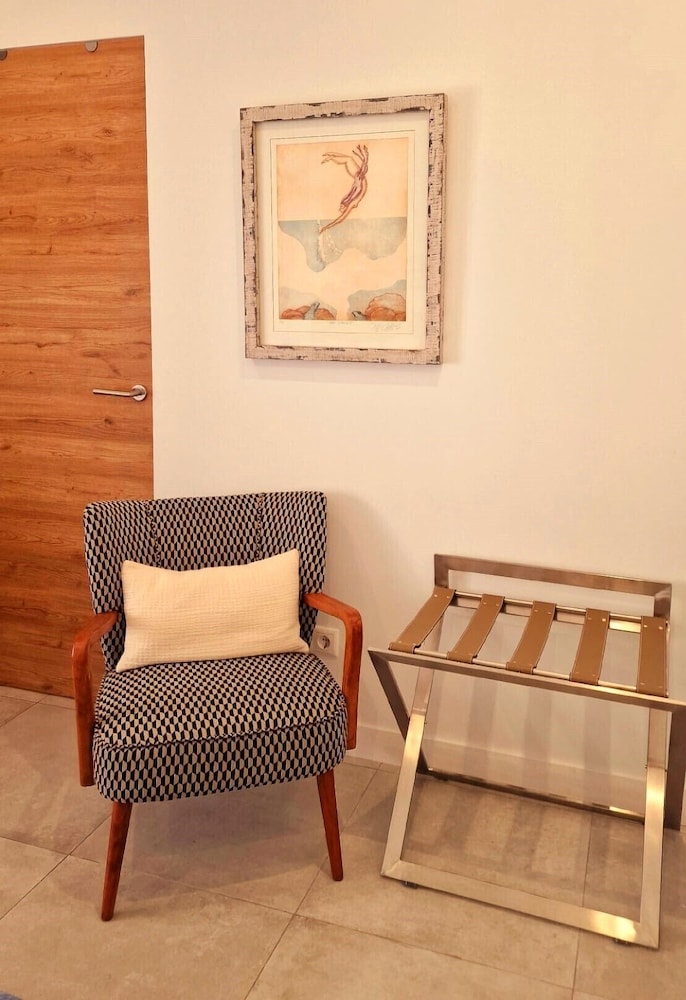 City Room - Photo 5