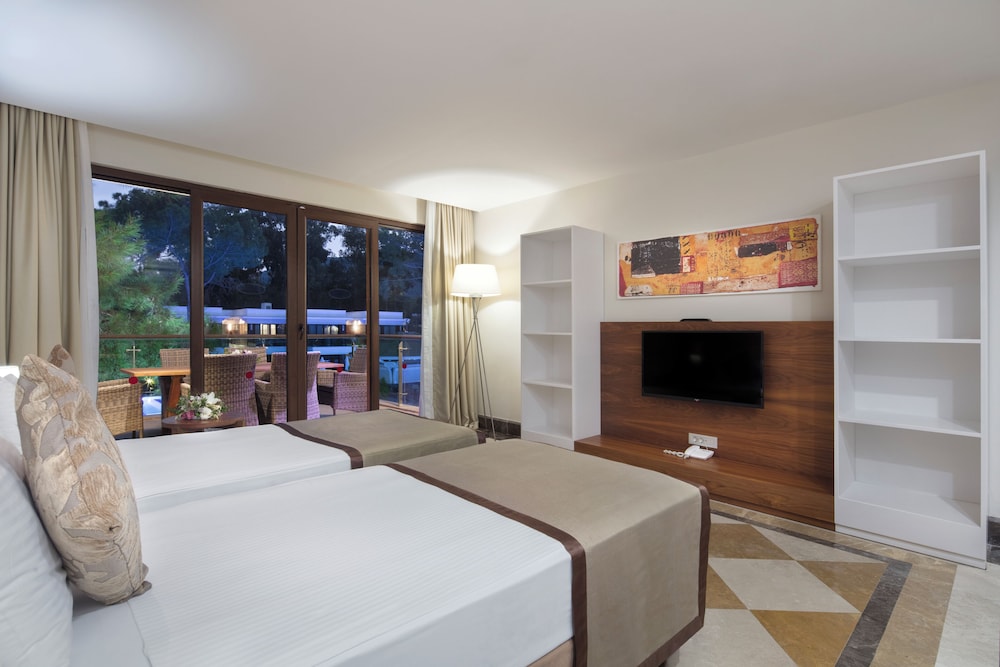 Lagoon Family Deluxe Suite photo 2