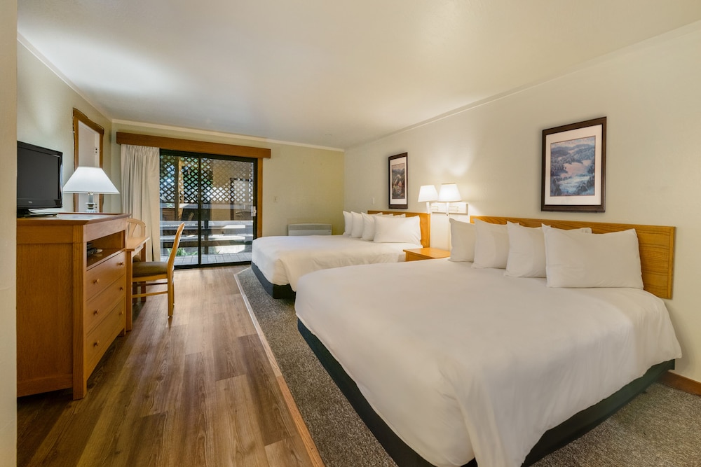 2 Queen Beds w/ Balcony (No View) (Ground Floor)