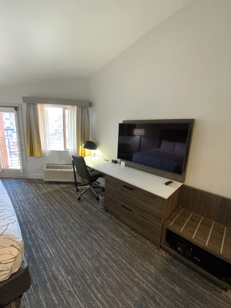 Standard Room, 2 Queen Beds, Non Smoking, Balcony (Shower Only)