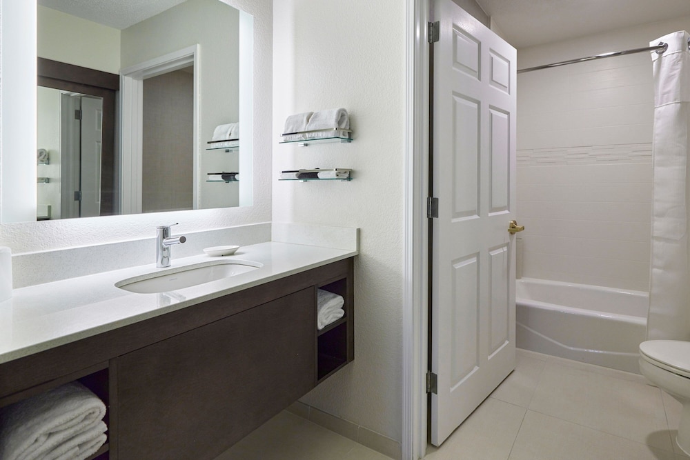 Suite, 1 Bedroom - Photo 8