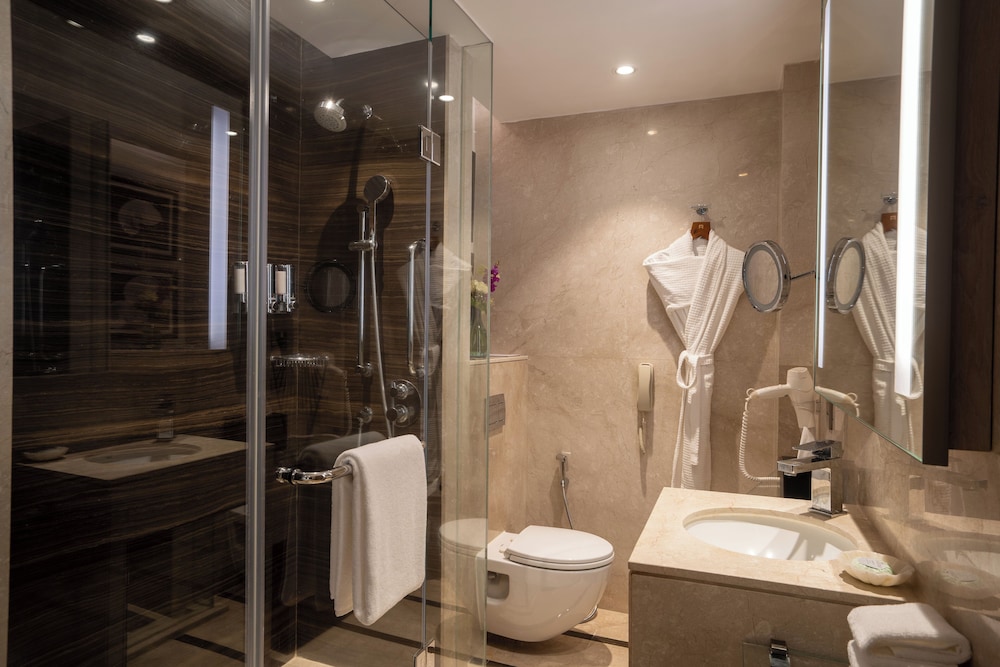 Deluxe Room, 1 King Bed, City View (Pool Access) photo 2