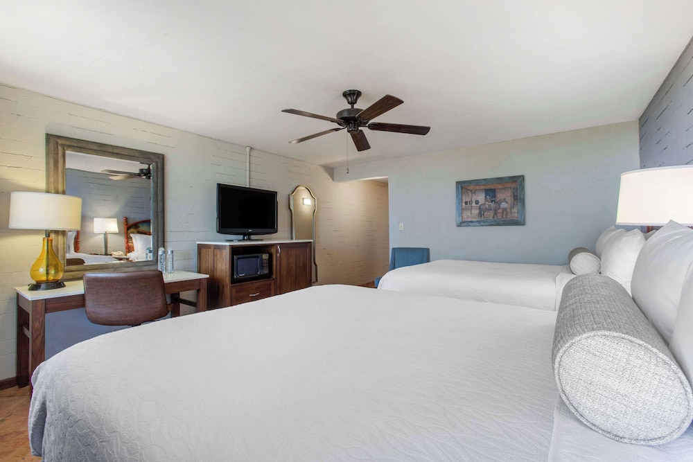 Standard Room, 2 Double Beds, Non Smoking - Photo 4