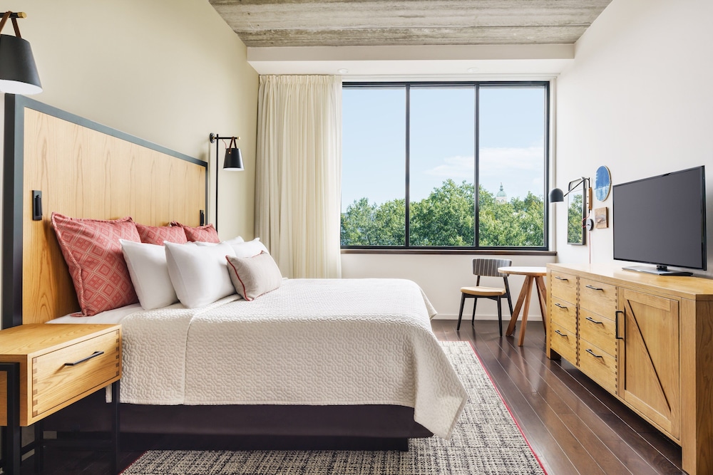 Standard Room, 1 King Bed, Hearing Accessible - Photo 5