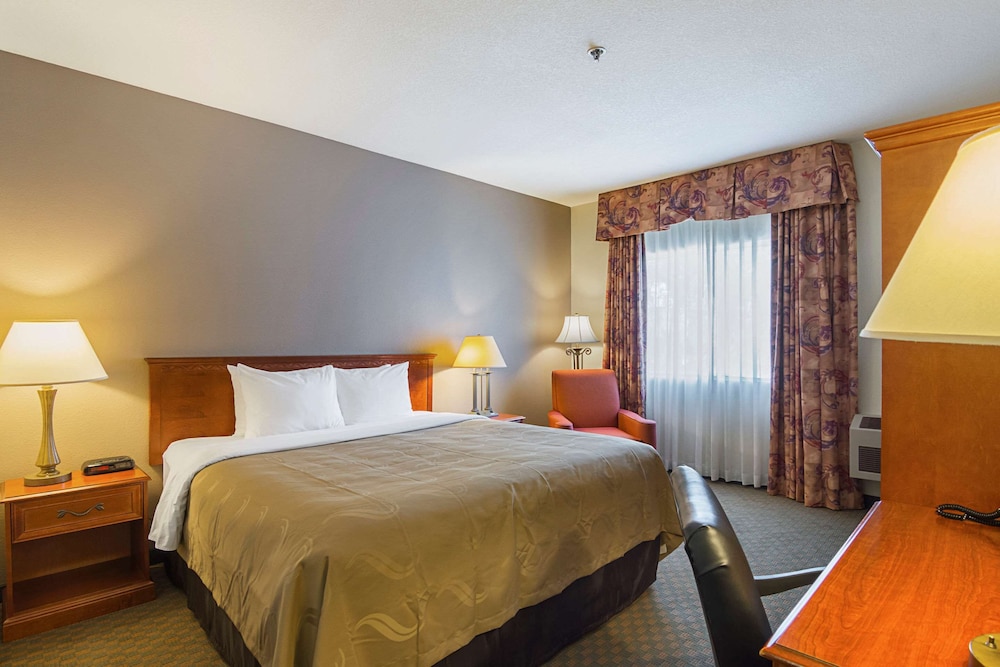 Standard Room, 1 King Bed, Non Smoking - Photo 2