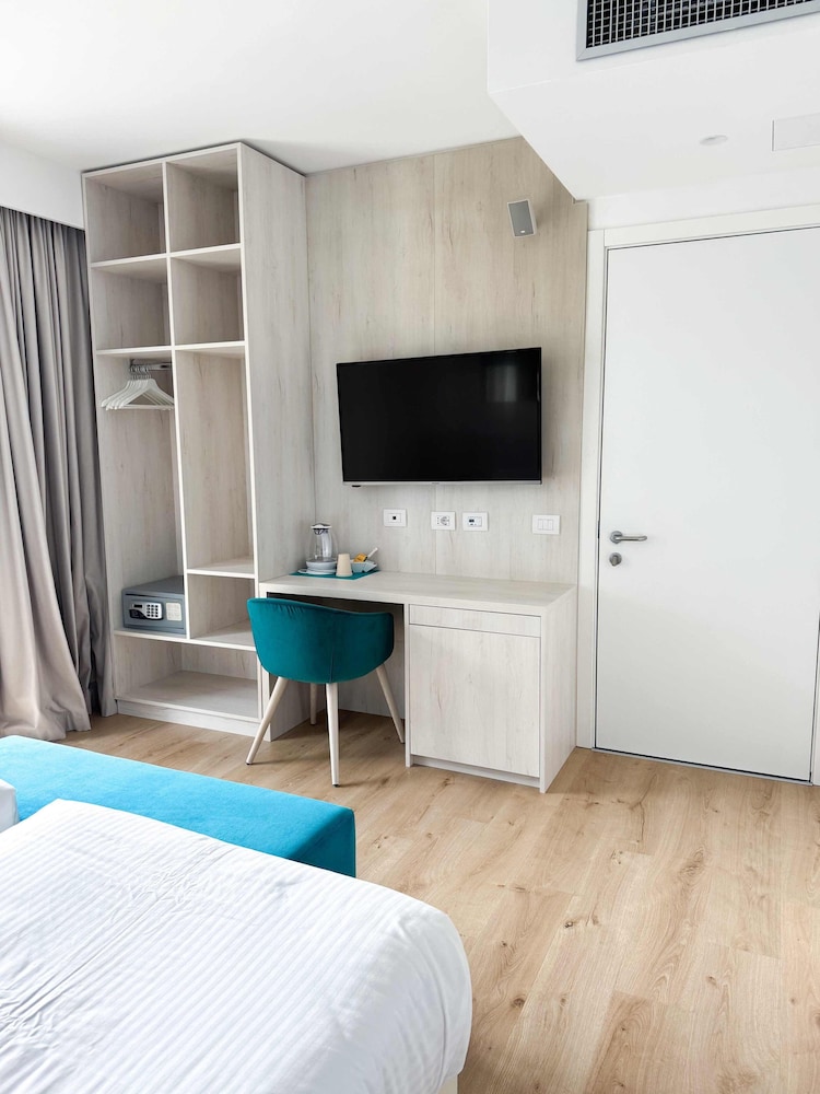 Club Double Room, Partial Lake View photo 3