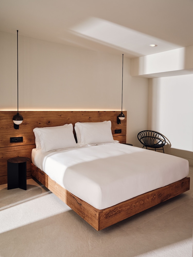 Nous Prime Balcony Room - Photo 9