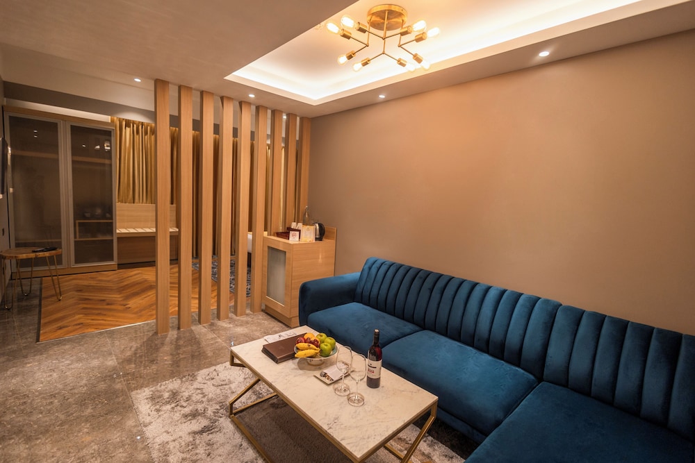 Executive Suite - Photo 9