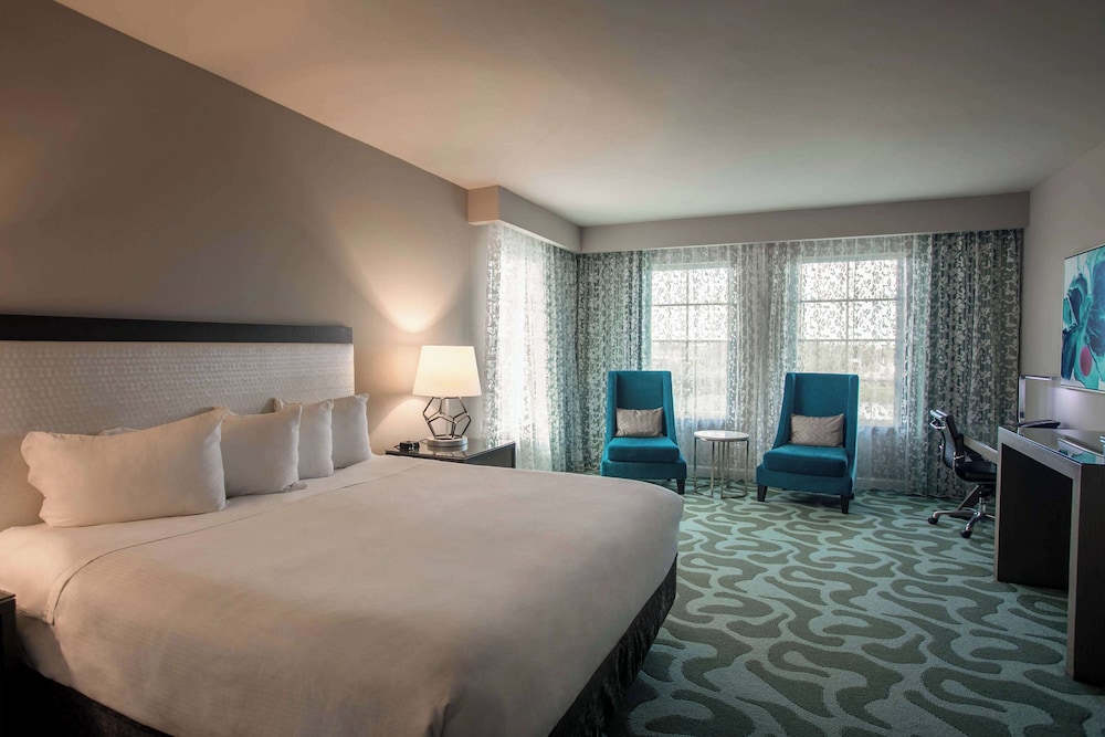 Deluxe Room, 1 King Bed, Non Smoking (Plaza View)