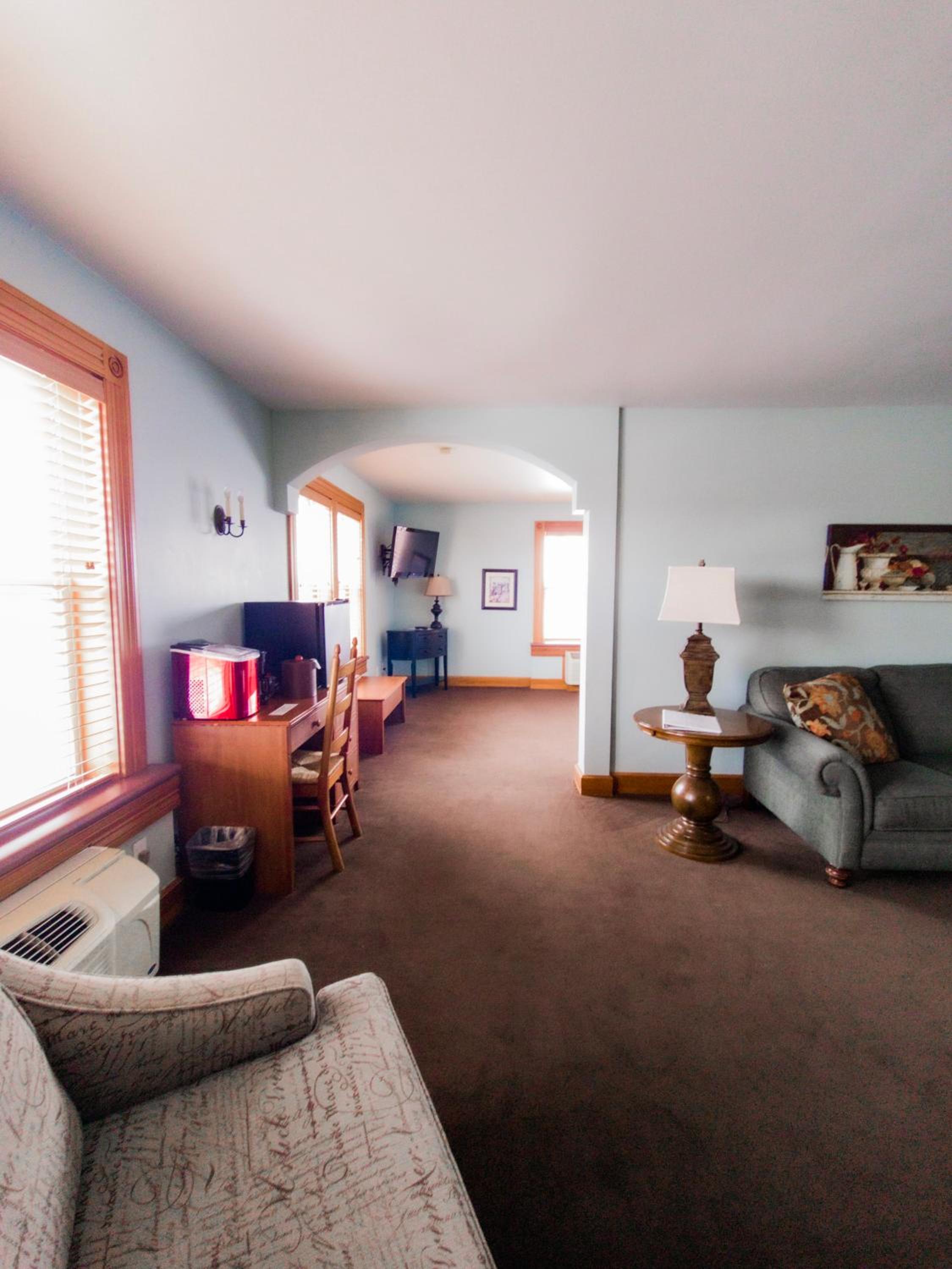 Deluxe King Suite - Photo 10