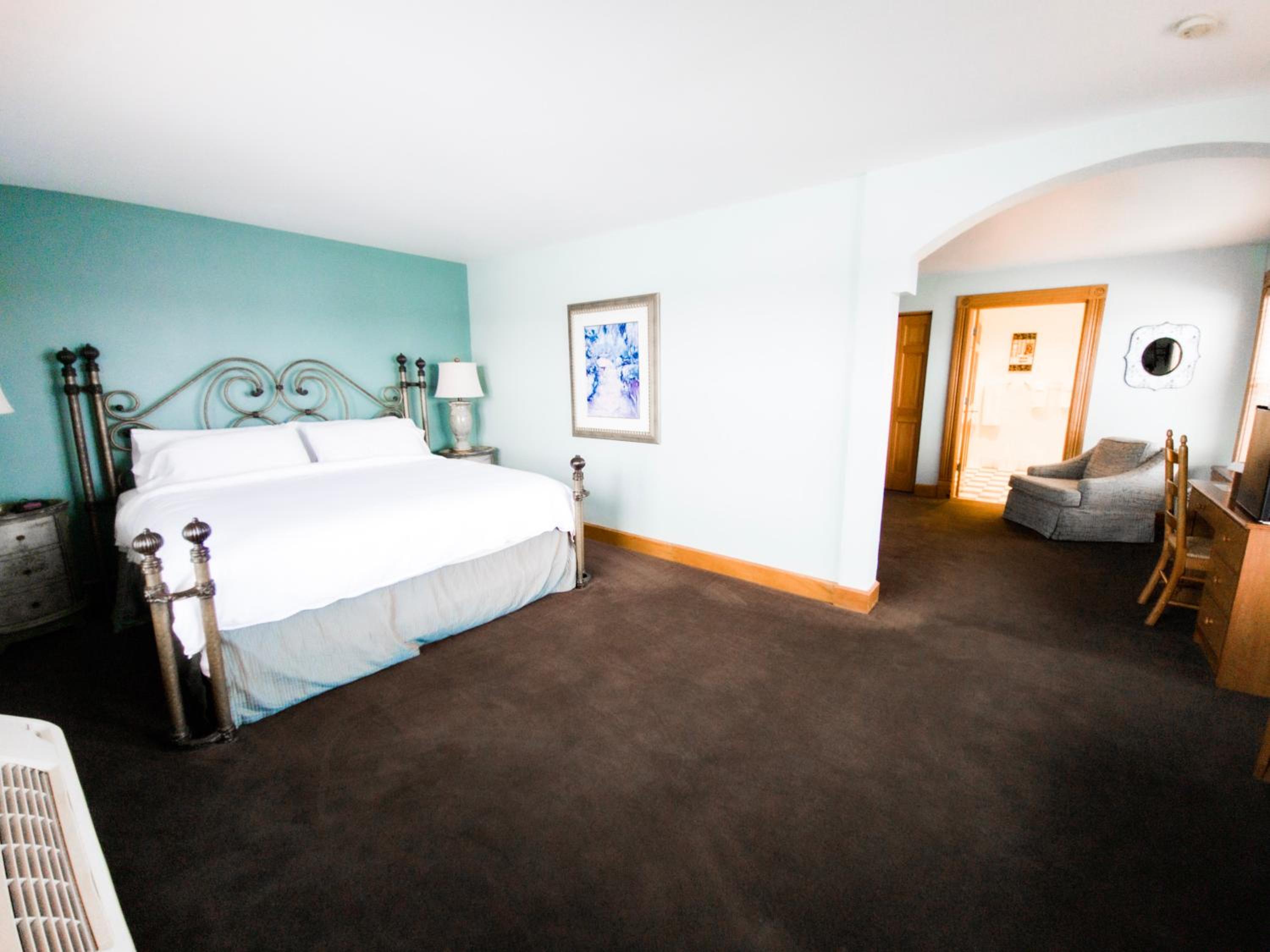 Deluxe King Suite - Photo 3