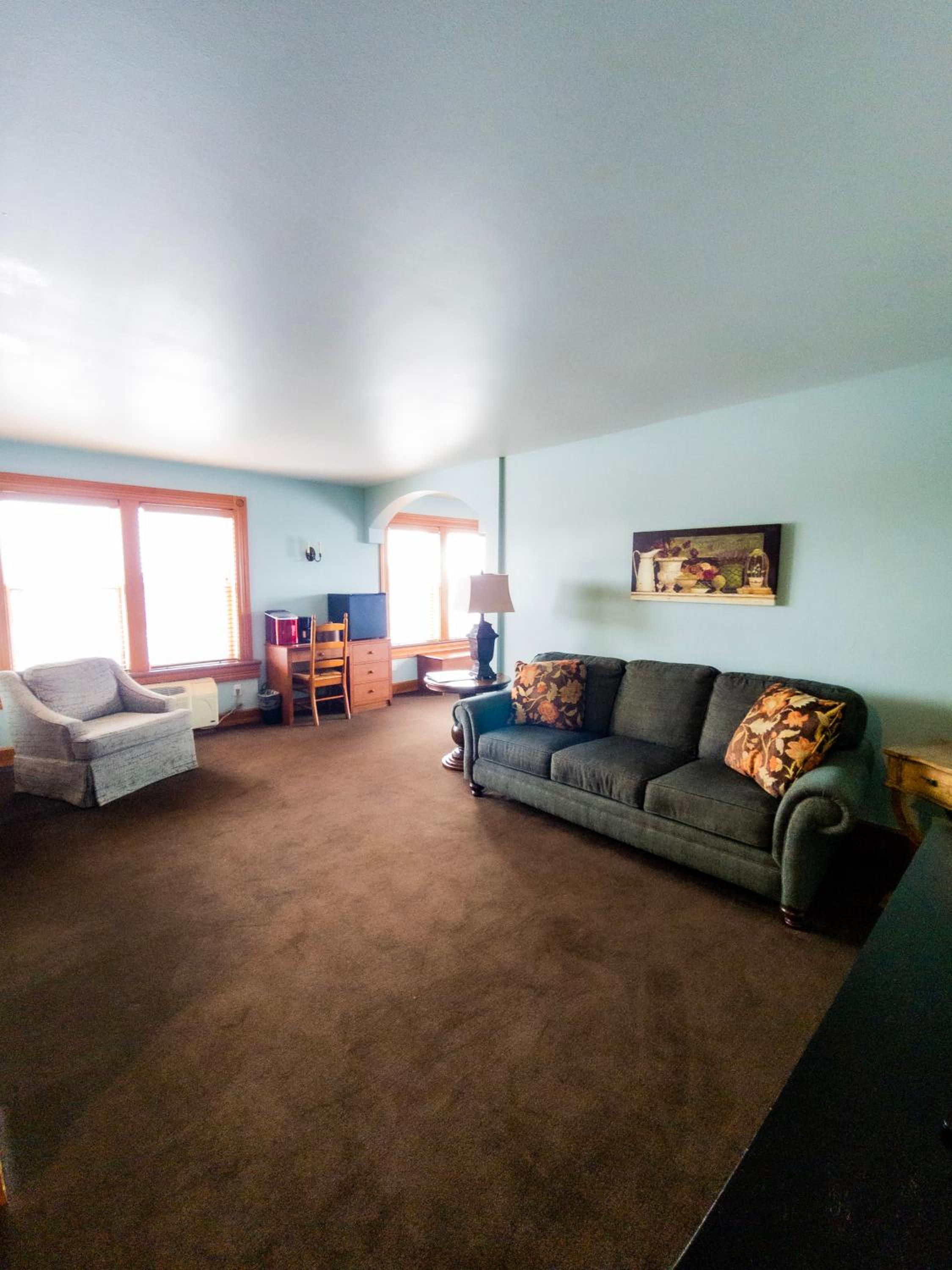 Deluxe King Suite - Photo 4