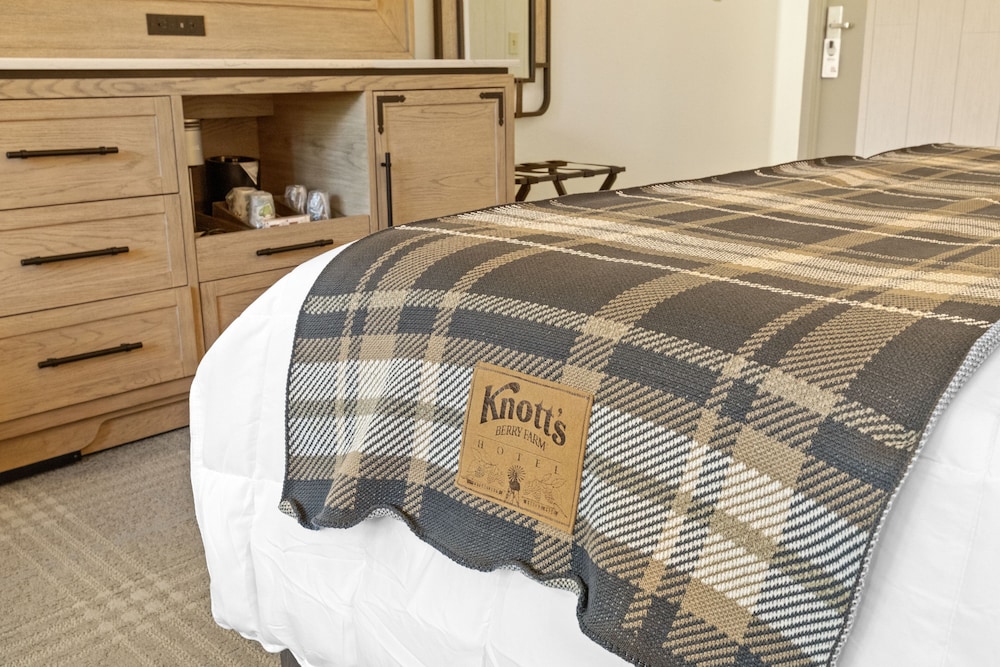 Standard Room, 2 Queen Beds - Photo 3