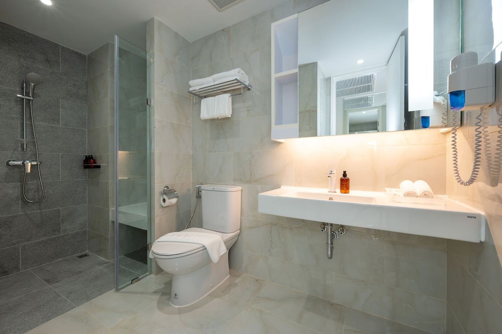 Corner Suite - Photo 11