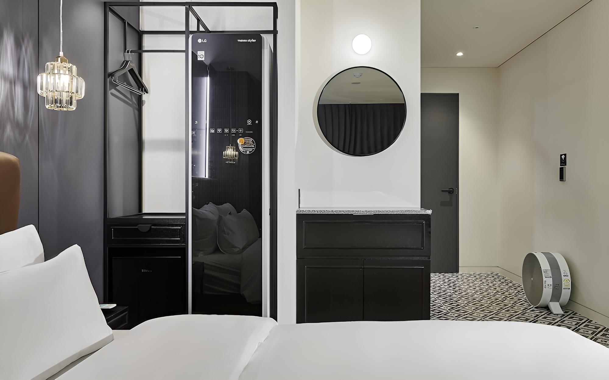 Room (Suite (simmons/65-inch TV/styler equi) - Photo 4