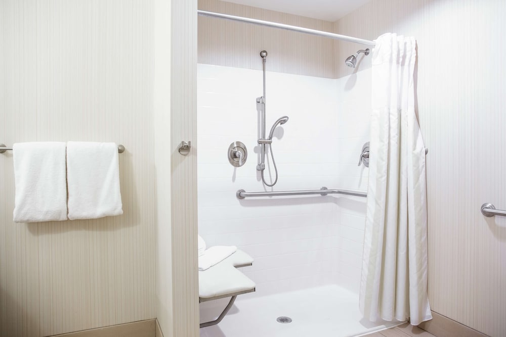 Room, Accessible photo 1