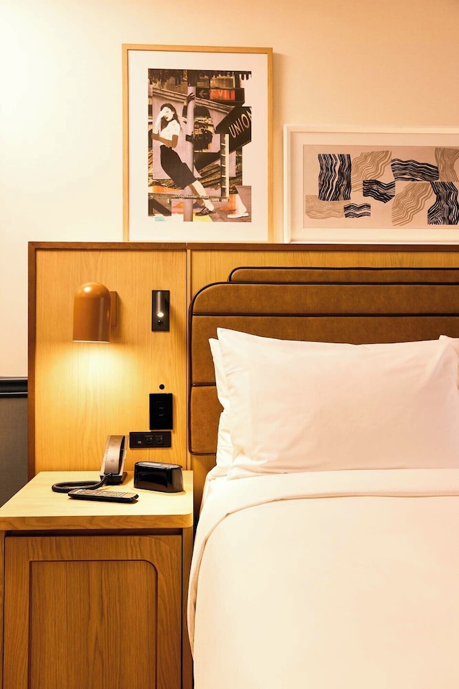 Room, 1 Queen Bed (Swanky Queen) - Photo 17