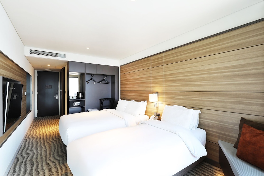 Premier Family Twin (Complimentary Pool Access for 3) - Photo 2