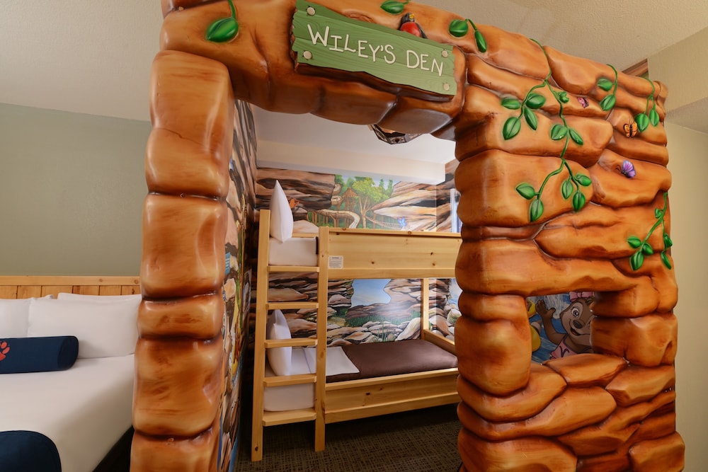 Junior Wolf Pup Den Suite - Water Park Included