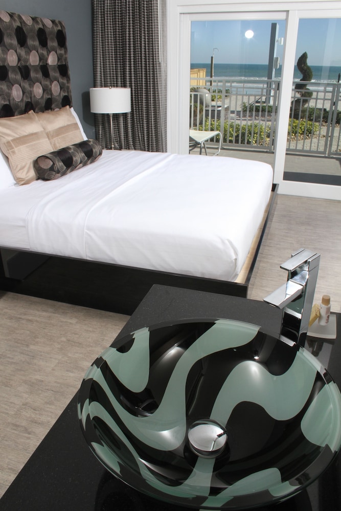 Standard Room, 1 King Bed, Oceanfront photo 1