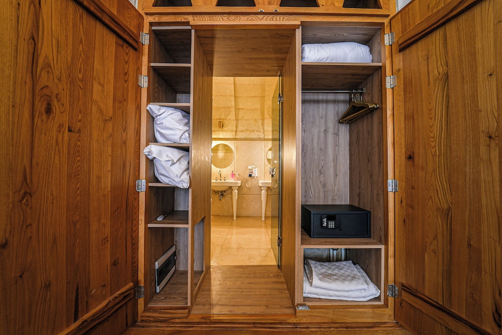 Deluxe Room - Photo 3