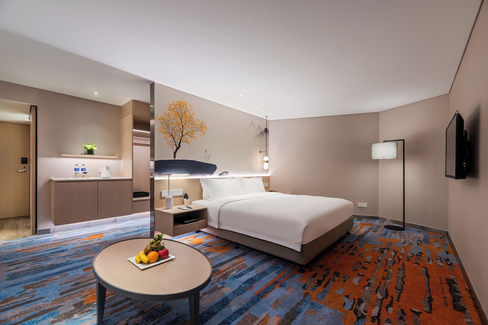 Deluxe Room, 1 King Bed - Photo 3