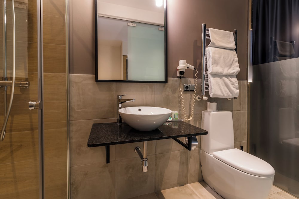 Twin Room - Photo 12
