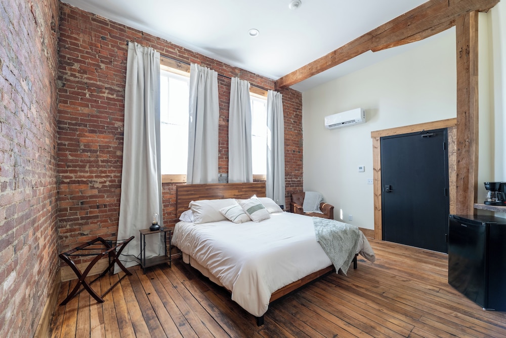 Comfort Room, Shower Grab Bars, City View