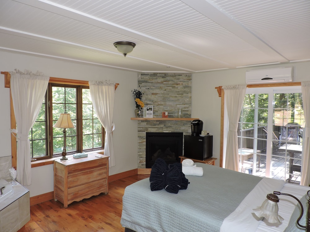 Signature Suite, 1 Queen Bed, Jetted Tub