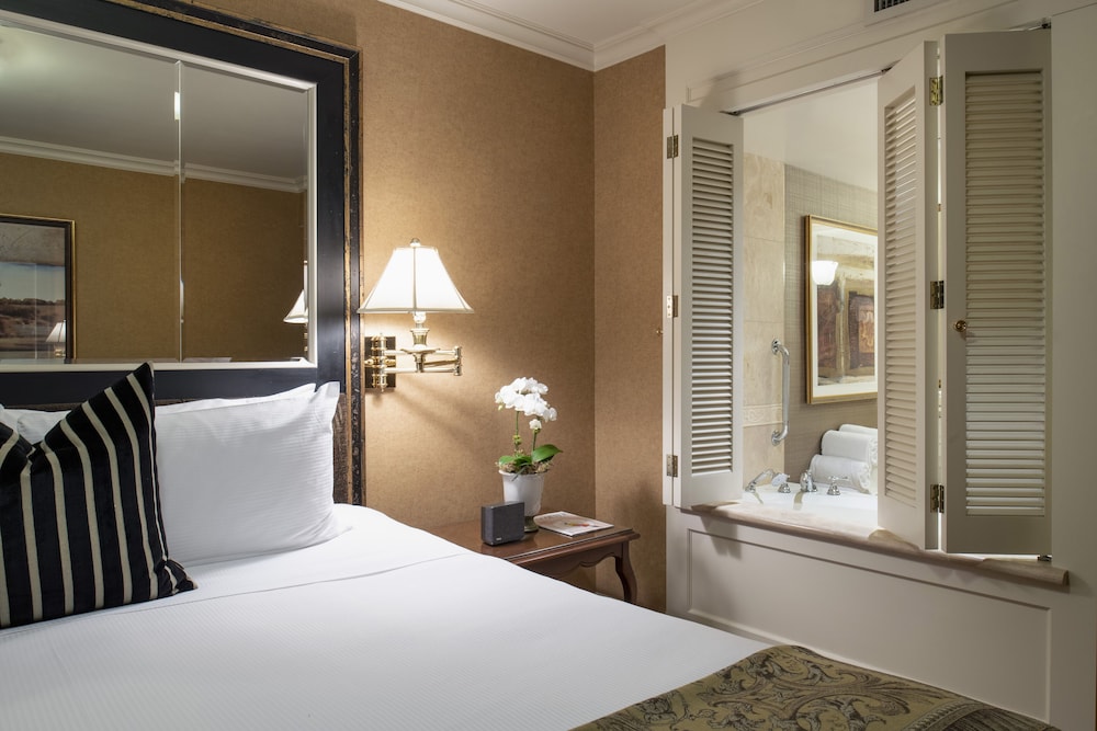 Wedgewood King Suite, Jetted tub, City View