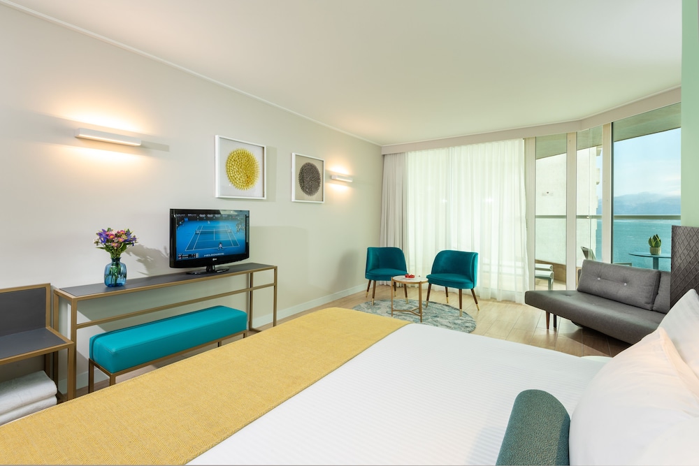Deluxe Room, Balcony, Sea View thumbnail 6
