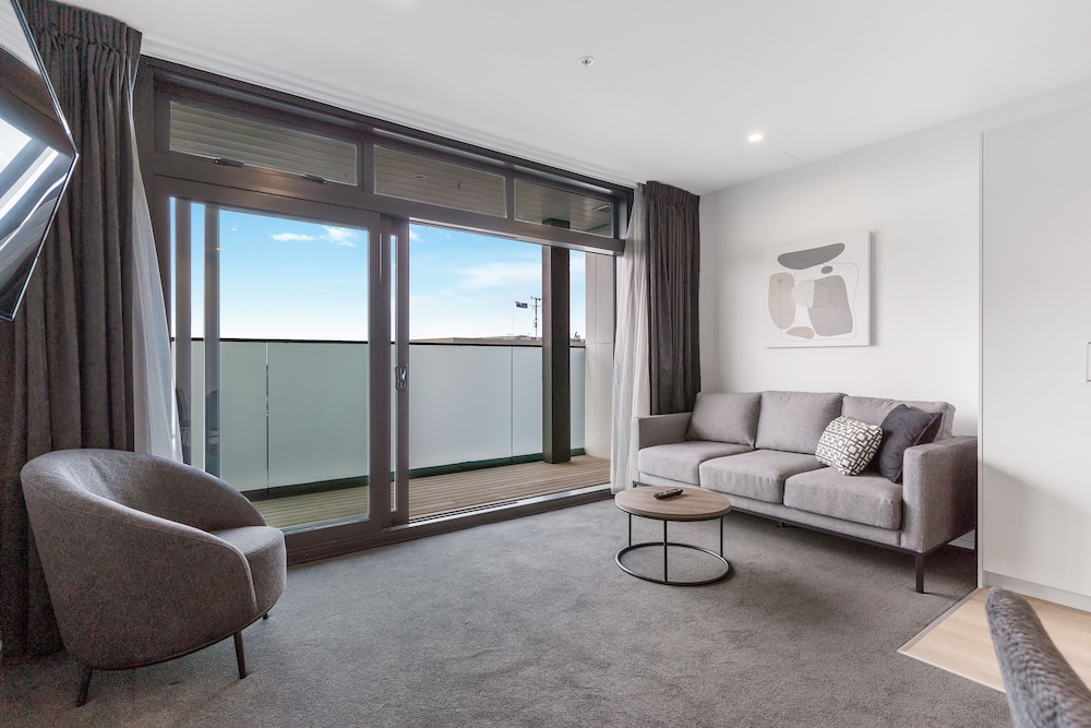 Deluxe Apartment, 1 Bedroom, Kitchen (Top Floor, Non-Motorway Facing) - Photo 6
