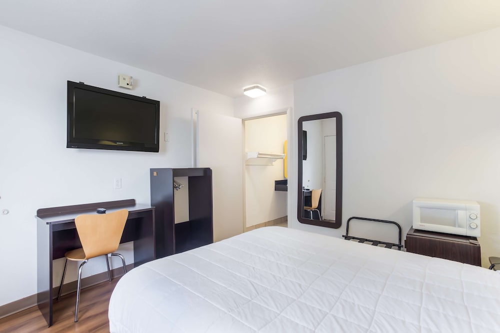 Room, 1 Queen Bed, Accessible, Smoking photo 1