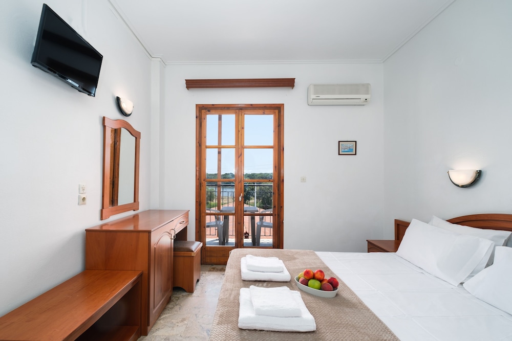 Standard Double or Twin Room, Lake View photo 1