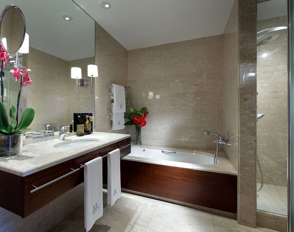 Premier Triple Room thumbnail 5