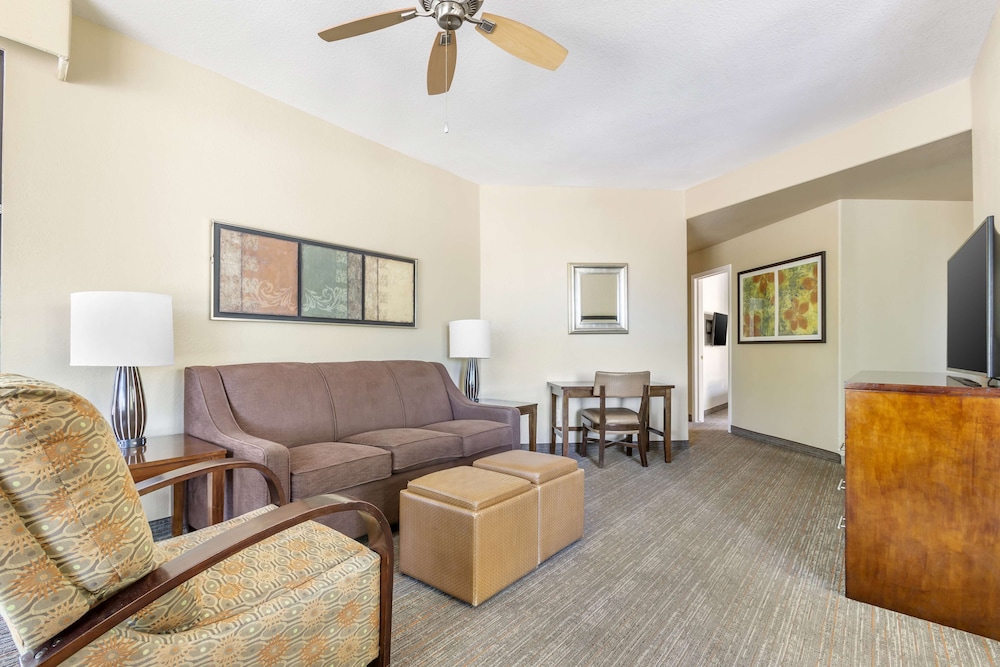 3 BEDROOM 1 KING 2 QUEEN SUITE HEARING ACCESS - Photo 2