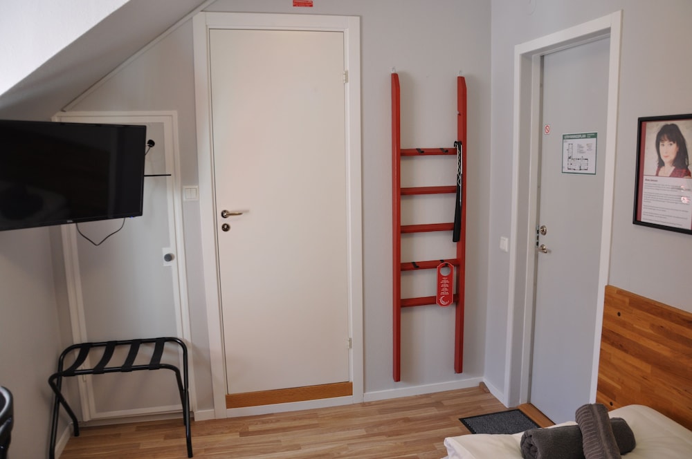 Compact Twin Room photo 3
