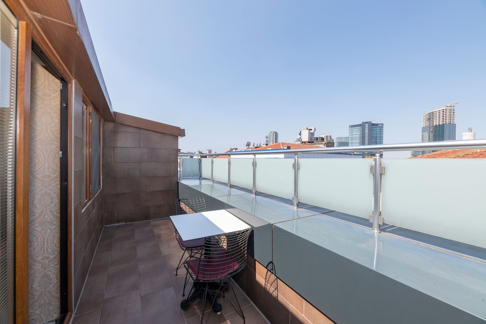 Family Suite, Multiple Beds, Balcony, City View photo 3