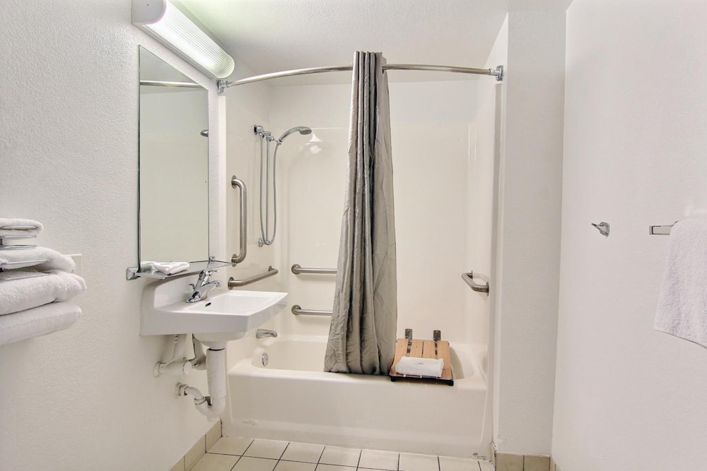 Deluxe Room, 1 King Bed, Accessible, Non Smoking