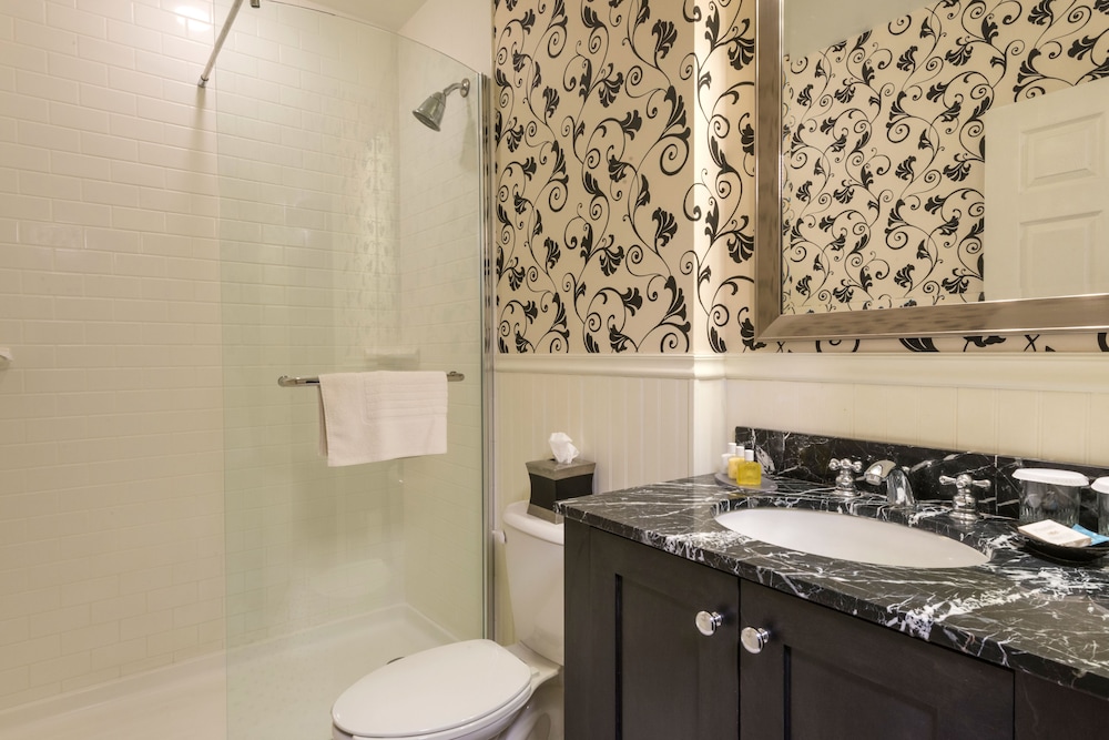 Room, 1 King Bed (Mobility Accessible, Tub) - Photo 3