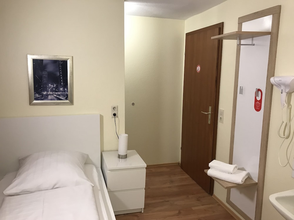 Single Room, Ensuite photo 3
