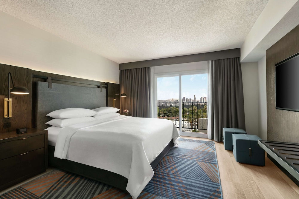 Suite, 1 King Bed, Accessible, Bathtub