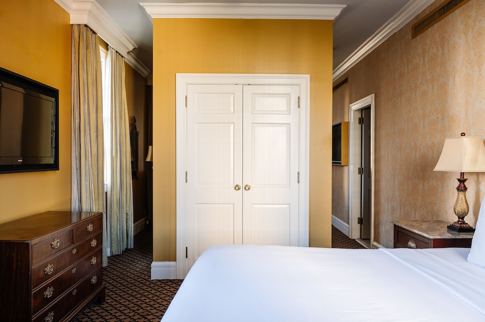King Suite (24/7 Front Desk) - Photo 5
