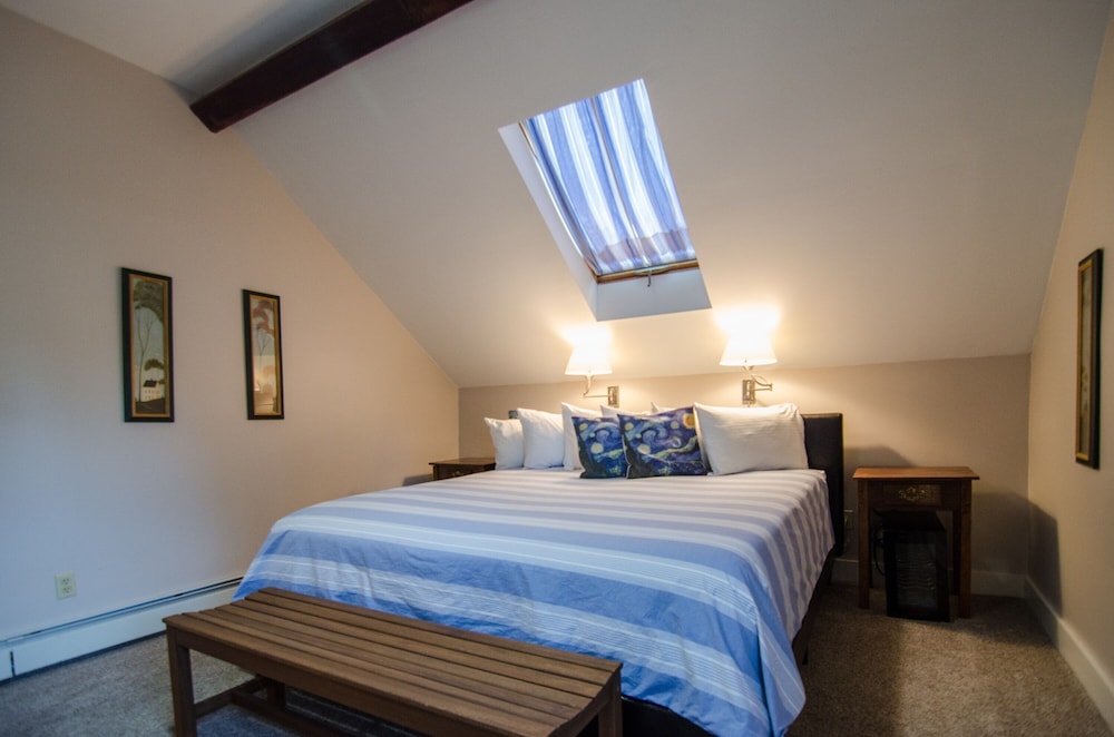 City Double Room, 1 King Bed, Private Bathroom, City View