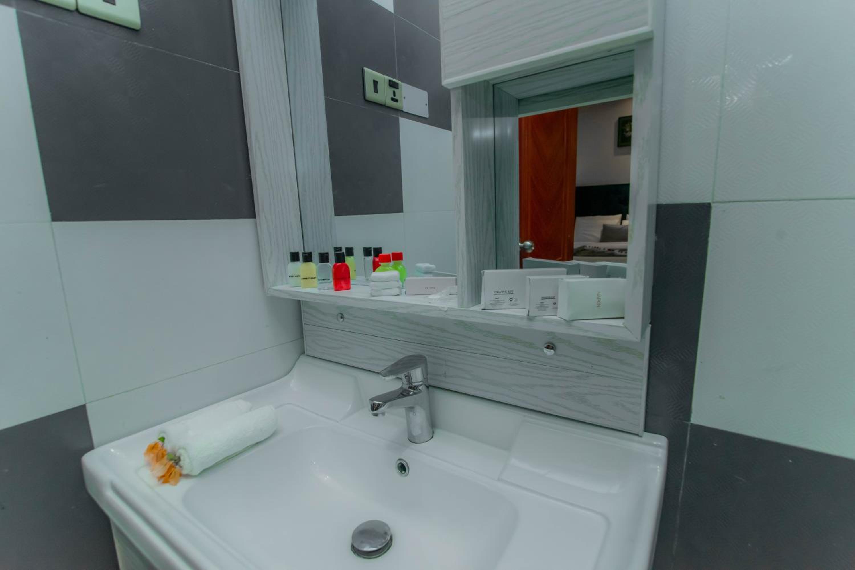 Luxury Deluxe Triple Room with Pool View photo 2