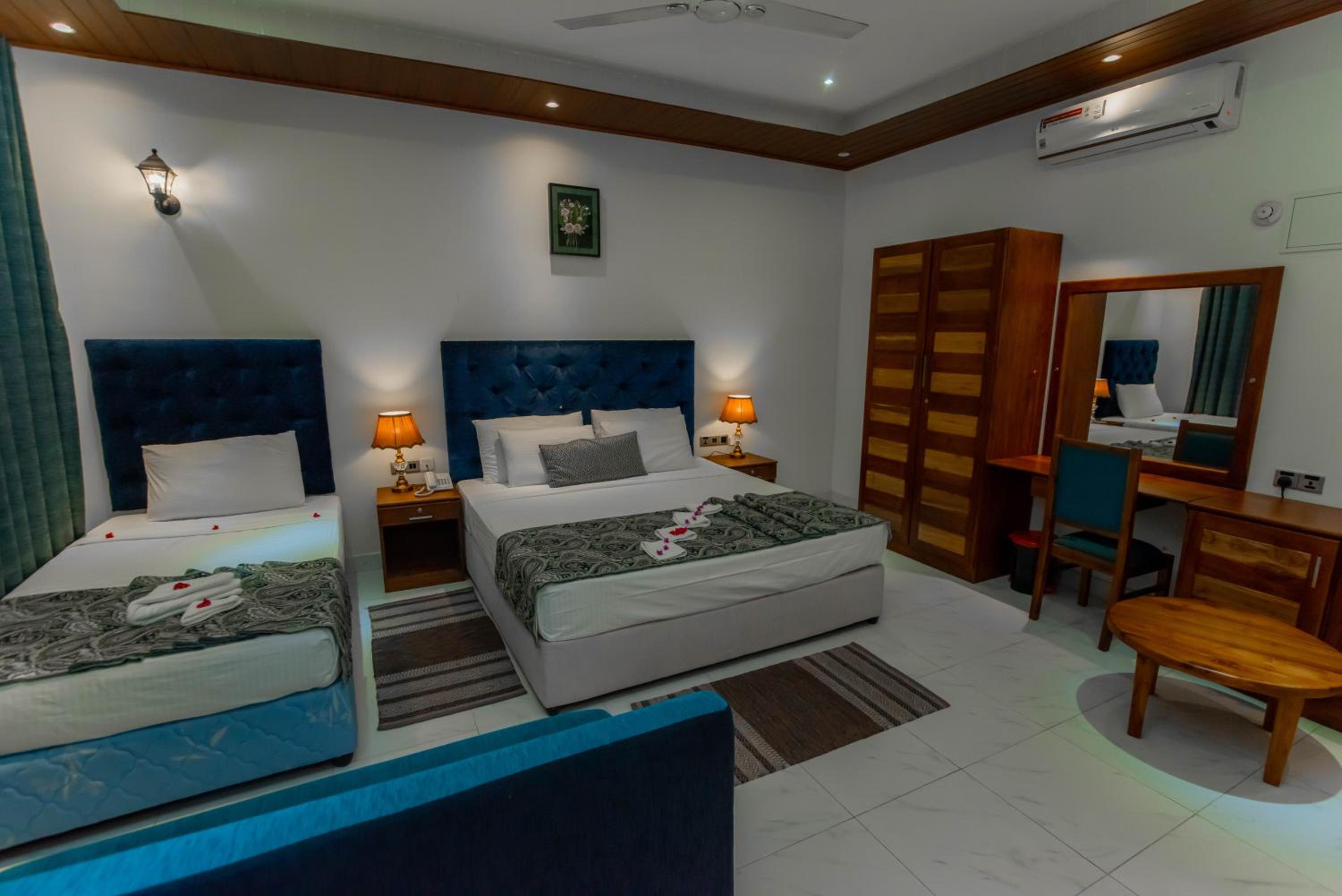 Luxury Deluxe Triple Room with Pool View photo 3