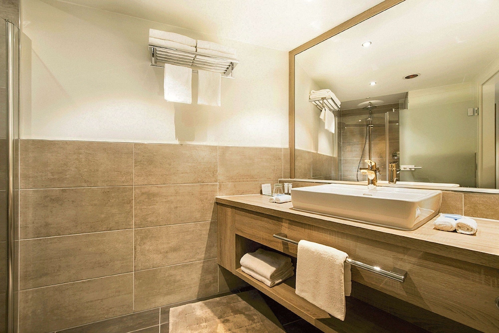 Grand Suite, 1 King Bed (Club Lounge Access) thumbnail 6